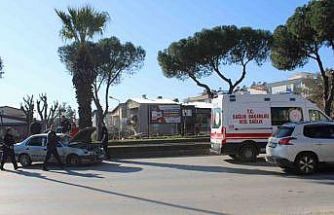 Minibüs ile otomobil çarpıştı: 1 yaralı