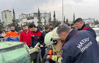 Minibüsle çarpışan otomobil hurdaya döndü: 1’i ağır 5 yaralı