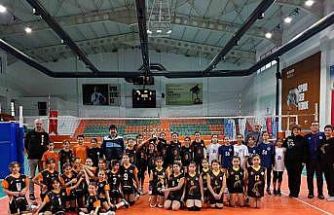 Minik voleybolcular Köyceğiz’de buluştu