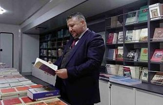Mobil kitap mağazasına vatandaşlardan yoğun ilgi