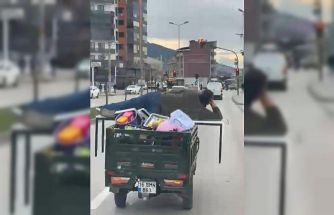 Motosikletin arkasında yatarak tehlikeli yolculuk