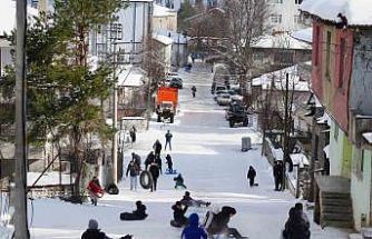 Muhtarın Yokuşu’nda çocukların kar eğlencesi