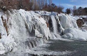 Muradiye Şelalesi beyaz gelinliğini giydi