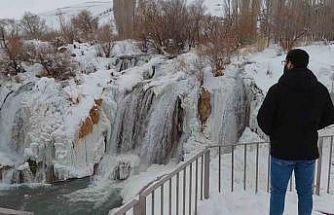 Muradiye Şelalesi eksi 12 derecede buz tuttu