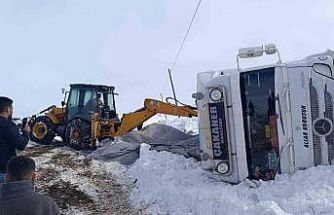 Muradiye’de gizli buzlanmadan dolayı tır devrildi