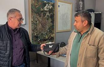 Muratlı’da örnek davranış: Parkta bulduğu çantayı zabıtaya teslim etti