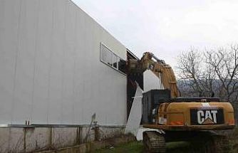 Nilüfer’de iki kaçak iş yeri yıkıldı