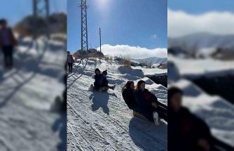 Öğretmen ve öğrencilerden kızak keyfi