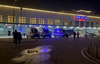 Okul bahçesinde babası darbedilen, kendisi de bıçaklanan çocuk hastaneye kaldırıldı