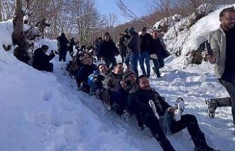 Ordu’da kar yağışı eğlenceye dönüştü: 150 kişi aynı anda kaymaya çalıştı