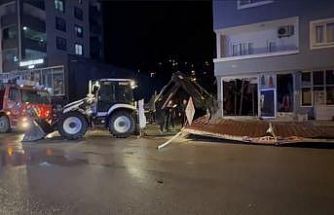 Osmaniye’de şiddetli rüzgar sundurma çatısını yerinden söktü