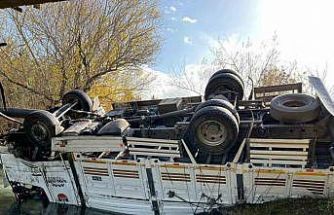 Osmaniye’de turp yüklü kamyon dereye devrildi