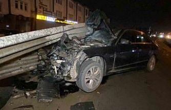 Otomobil bariyere saplandı: Sürücü yara almadan kurtuldu