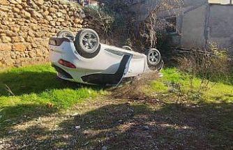 Otomobil boş araziye yuvarlandı: 4 yaralı
