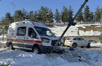 Otomobil ile ambulans çarpıştı: 2 yaralı