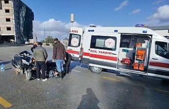 Otomobil ile çarpışan motosiklet sürücüsünün bacağı kırıldı