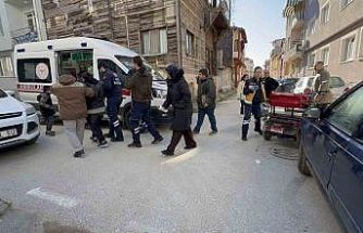 Otomobil ile çarpışan motosiklette kadın sürücü ile yanındaki 2 çocuk yaralandı