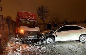 Otomobil kamyonetle kafa kafaya çarpıştı: 3 yaralı