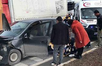 Otomobil, kırmızı ışıkta bekleyen tıra çarptı: 1 yaralı