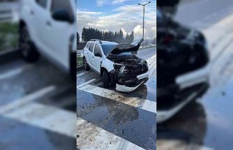 Otomobil yoldan çıkarak tabelaya çarptı: 8 kişi kazayı yara almadan atlattı