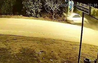 Otomobilin elektrik direğine saplandığı kaza kamerada