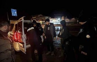 Otomobiliyle kaçak göçmen taşıyan sürücü tutuklandı