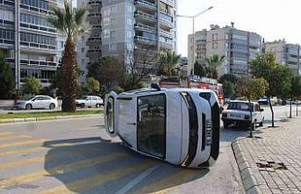 Otomobille çarpışan ticari araç yan yattı: 1 yaralı