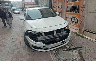 Otomobille motosikletin çarpışma anı kamerada: 1 yaralı