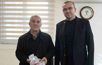 Para poşetini çöpe attı, çöp poşetiyle bankaya gitti