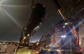 Pendik’te otomobil apartman bahçesine uçtu: 2 yaralı