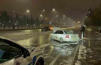 Pert olan otomobilden burnu kanamadan çıktı