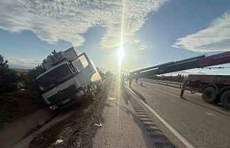 Peynir yüklü kamyon yan yattı