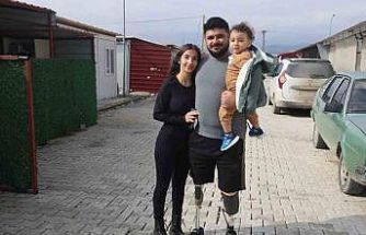 Protez bacaklarıyla yeniden yaşama tutunan depremzede Emre, yuva kurup evlat sahibi oldu