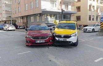 Sağa dönmek için sinyal verip önce sol şeride geçen otomobile yandan çarptı