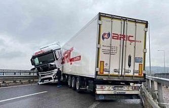 Sağanak beraberinde kazayı getirdi: Kuzey Marmara Otoyolu’nda tır makasladı