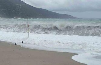 Sağanak yağış, Ölüdeniz’in rengini değiştirdi