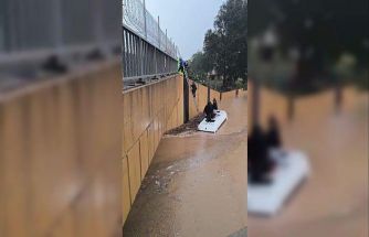 Sağanak yağmura servis aracında yakalananlar merdivenle kurtarıldı