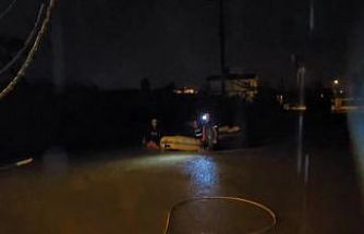 Sağanak yağmurun etkili olduğu Antalya’da mahsur kalan vatandaşlar botlarla kurtarıldı