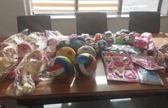 Sağlık çalışanlarından hasta çocuklara oyuncak sürprizi