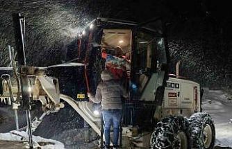 Sağlık ekipleri greyder eşliğinde 1 yaşındaki Mina’ya ulaştı