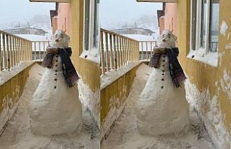 Sağlıkçılardan balkonda kardan adam