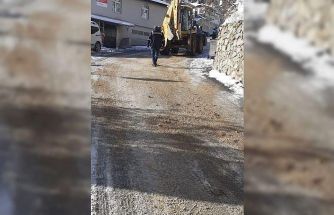 Saimbeyli’de karla mücadele aralıksız sürüyor