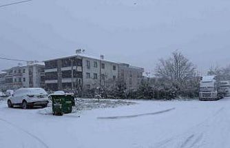 Sakarya yeni yıla karla uyandı: Şehir merkezinde lapa lapa yağıyor