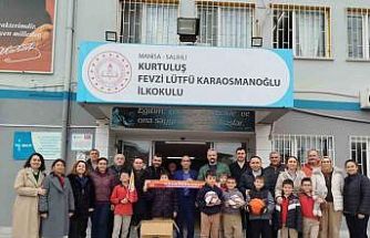 Salihli’de Galatasaraylı taraftarlardan eğitime spor malzemesi desteği