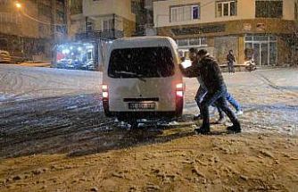 Samsun’da kar çocuklara eğlence, sürücülere çile oldu