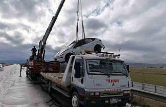 Şarampole devrilen Tesla’da 2 kişi yaralandı