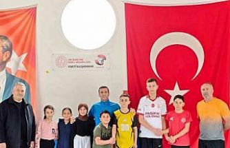 Sarıgöl’de minik güreşçiler tatilde de minderde