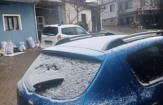 Sarıgöl’ün yüksek kesimlerine kısa süreli kar yağdı