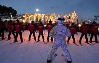 Sarıkamış şehitleri anısına meşaleli kayak gösterisi