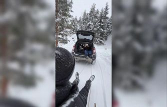 Şavşat’ta geleneksel tahta kızaklarla kış eğlencesi